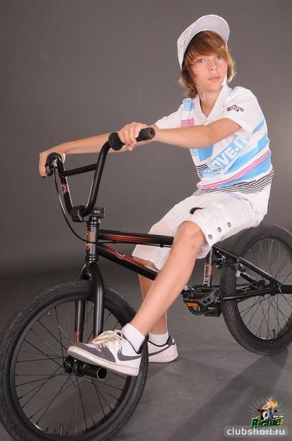 1725_teenager-with-bicycle-06.jpg